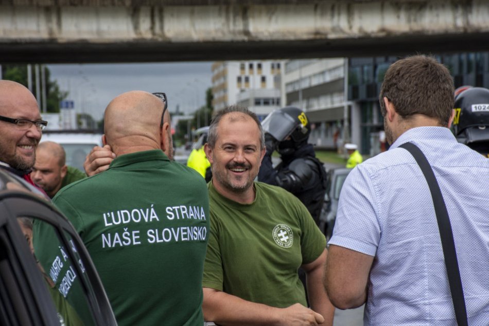 Ilustračný obrázok k článku Kotlebovho brata polícia prepustila na slobodu. Na dnešnom proteste je len hŕstka ľudí