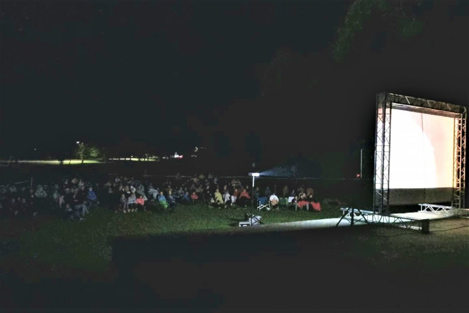 Ilustračný obrázok k článku Prázdninový relax ako lusk: Novinkou v Liptovskom Hrádku je letné kino, FOTO