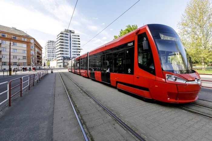 Ilustračný obrázok k článku Týždeň v Bratislave odštartoval nešťastím: Električka ZRAZILA 15-ročné dievča