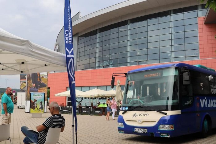 Ilustračný obrázok k článku Očkovanie pred obchodnými centrami sa ujalo. Pokračuje aj tento týždeň