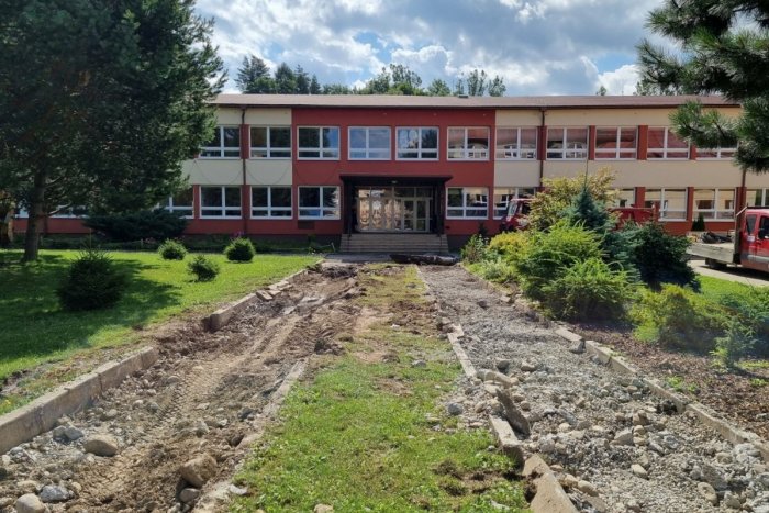 Ilustračný obrázok k článku Deti už nebudú behať po mlákach: Vstup do školy v Liptovskom Hrádku renovujú