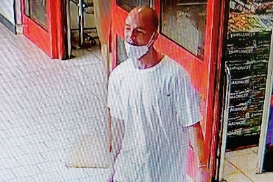 Ilustračný obrázok k článku Pred bystrickým hypermarketom ukradli auto: Polícia pátra po totožnosti TOHTO muža