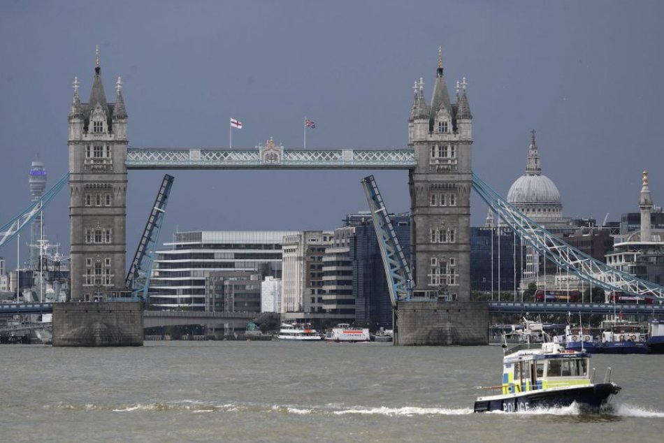Ilustračný obrázok k článku Londýn sa pasuje s problémami: Za všetko môže zaseknutý Tower Bridge, FOTO