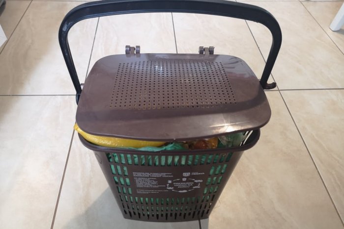 Ilustračný obrázok k článku Niektorí Trnavčania sa snažia, iní poľavili: Hádžete SPRÁVNE odpad do hnedého košíka?