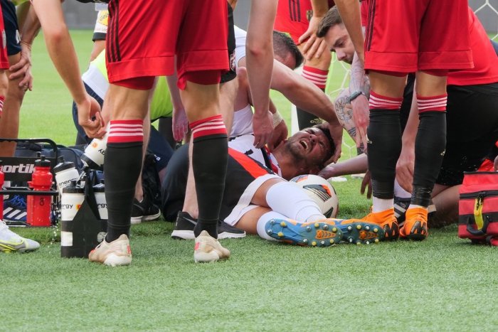 Ilustračný obrázok k článku Mrazivá scéna: Liptovskomikulášsky útočník Andrič šiel na nosidlách do nemocnice