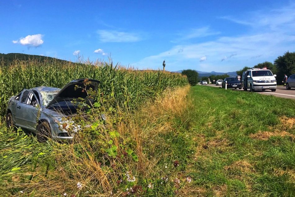 Ilustračný obrázok k článku Pred Bystricou došlo k nehode: Jedno z áut skončilo v poli, ratujú zranenú osobu, FOTO