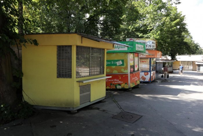 Ilustračný obrázok k článku Vstup do žilinskej nemocnice čaká zmena: Z predajných STÁNKOV zostalo len torzo