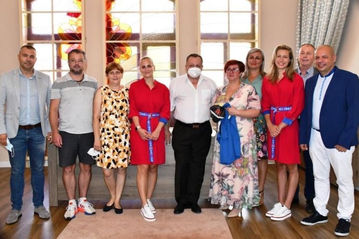 Ilustračný obrázok k článku Na olympiáde v Tokiu reprezentovali Topoľčany: Mesto privítalo dve skvelé športovkyne