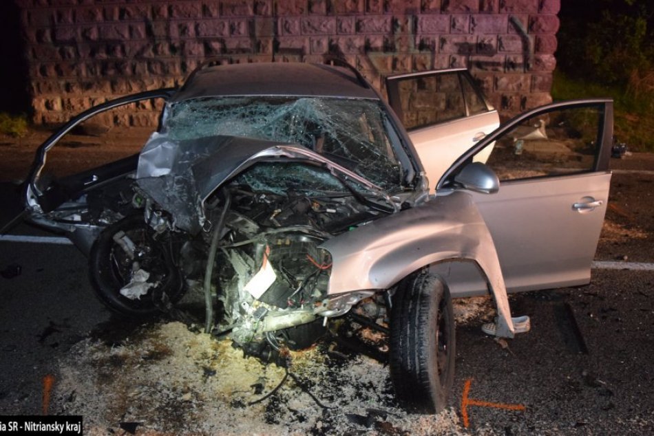 Ilustračný obrázok k článku Vážna nehoda mladého vodiča: Vo vysokej rýchlosti narazil do mostného stĺpa