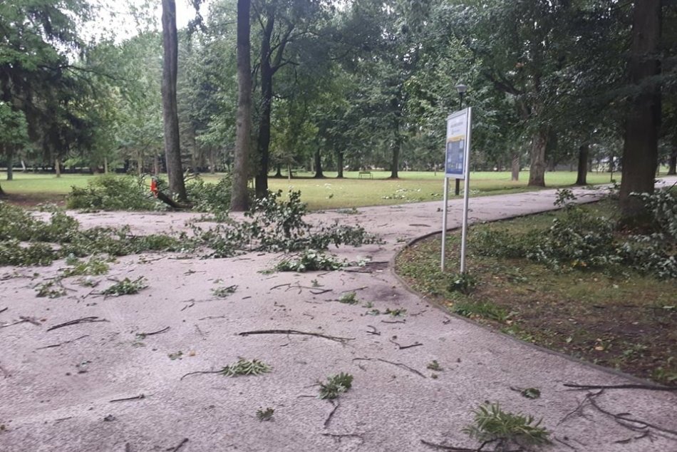 Ilustračný obrázok k článku Ničivá búrka v Žiari očami hasičov: Strhnuté strechy aj komín visiaci z domu