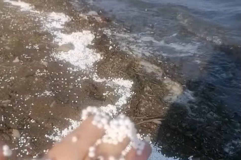 Ilustračný obrázok k článku FOTO: Biela záhada na brehoch Zemplínskej šíravy! Odkiaľ sú tieto guličky?