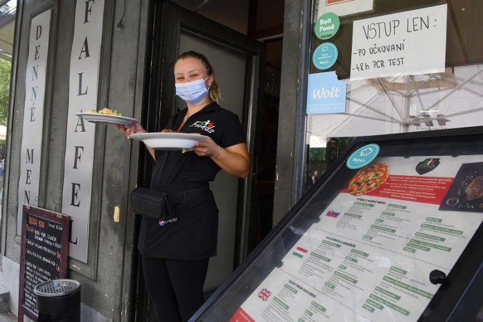 Ilustračný obrázok k článku Od ZAJTRA je jeden okres v Trnavskom kraji ČERVENÝ: Dostanú sa nezaočkovaní k službám?