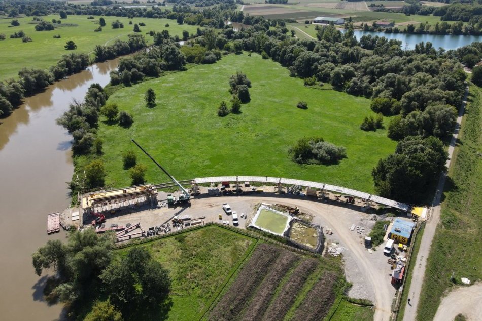 Ilustračný obrázok k článku Budúci MAGNET pre cyklovýletníkov: Nový most do Rakúska rýchlo rastie + FOTO