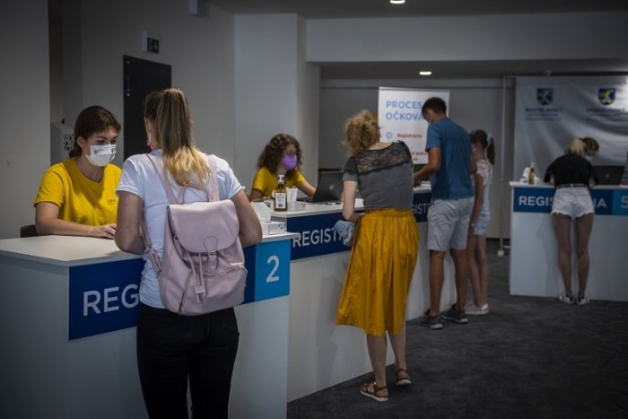 Ilustračný obrázok k článku Očkovať sa bude aj v NÁKUPNOM centre. Kraj chce mať v rukách vakcináciu TREŤOU dávkou