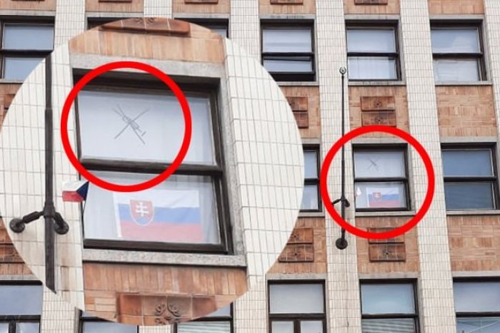 Ilustračný obrázok k článku Na oknách STU bol vylepený znak protiočkovacej KAMPANE. Čo na to fakulta?