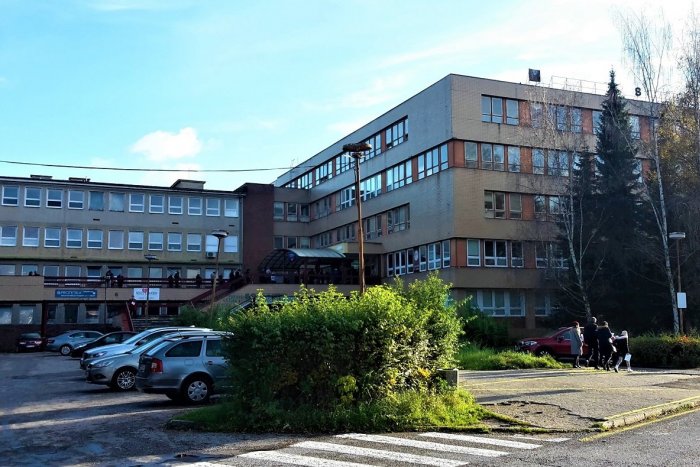 Ilustračný obrázok k článku Nehoda v považskobystrickej nemocnici: Opitý vodič narazil do sanitky, FOTO