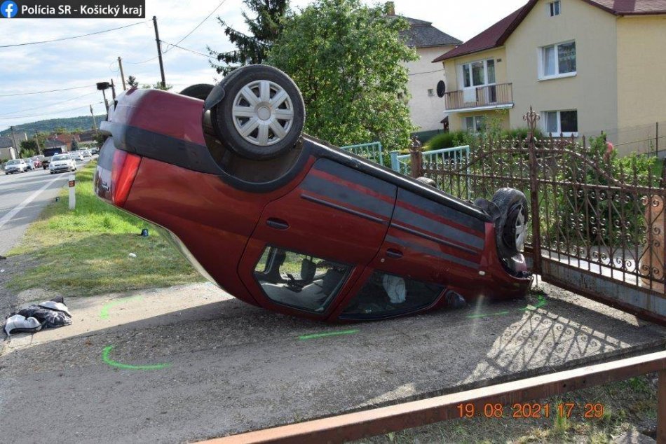 Ilustračný obrázok k článku Silný náraz a prevrat s autom: Zemplínčanovi (43) pomáhali leteckí záchranári, FOTO