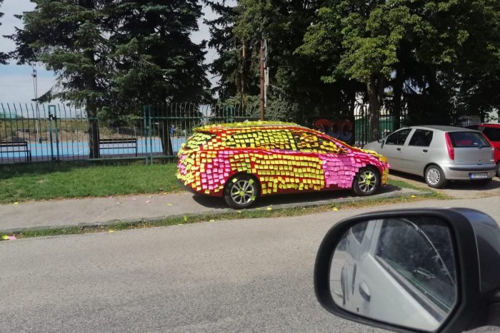 Ilustračný obrázok k článku OBLEPENÉ auto lístočkami: ŽART, ktorý poznáme z internetu dorazil aj do Trnavy!