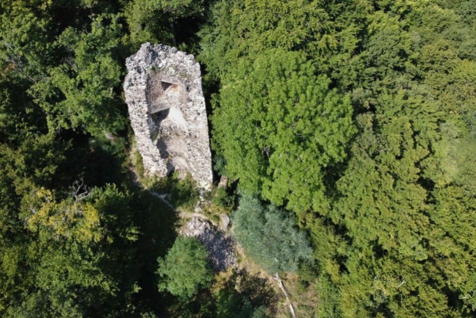 Ilustračný obrázok k článku Zrúcanina opradená tajomstvami: Užite si VÝLET k Živánskej veži, FOTO