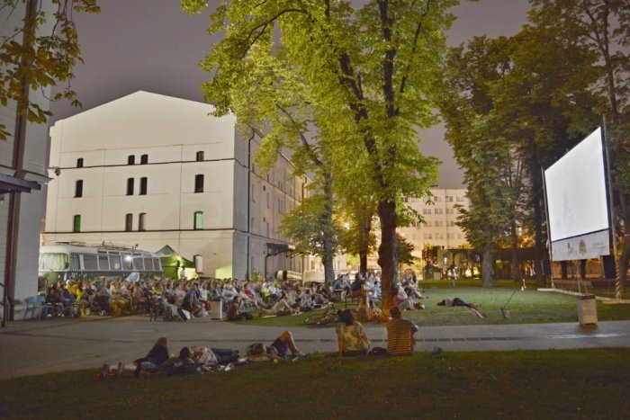 Ilustračný obrázok k článku Ďalšie filmy pod holým nebom: Do Košíc prichádza kinematograf + PROGRAM