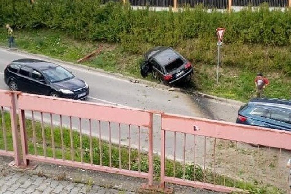 Ilustračný obrázok k článku Auto LETELO ponad chodník i cestu a zapichlo sa do svahu: Vodič odišiel, FOTO