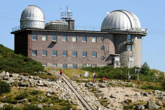 Ilustračný obrázok k článku Práce v náročnom teréne štartujú: Observatórium na Skalnatom Plese potrebuje opravu