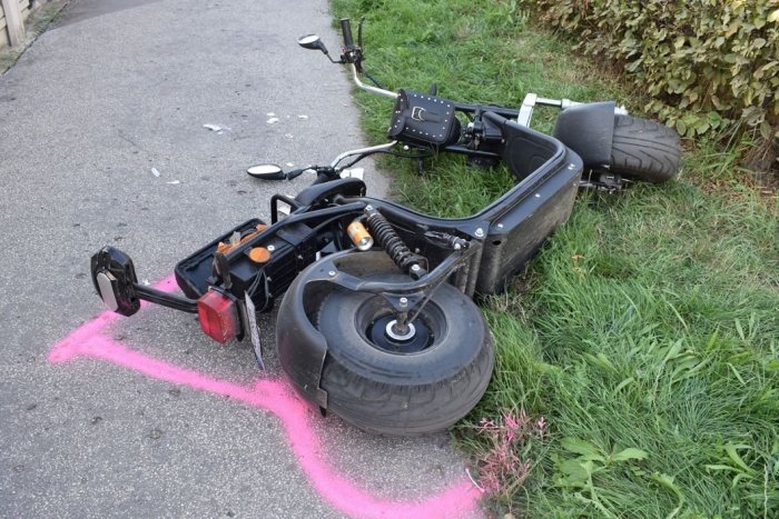 Ilustračný obrázok k článku Bol na vine kolobežkár alebo vodič auta? Polícia vyšetruje NEHODU a hľadá svedkov, FOTO