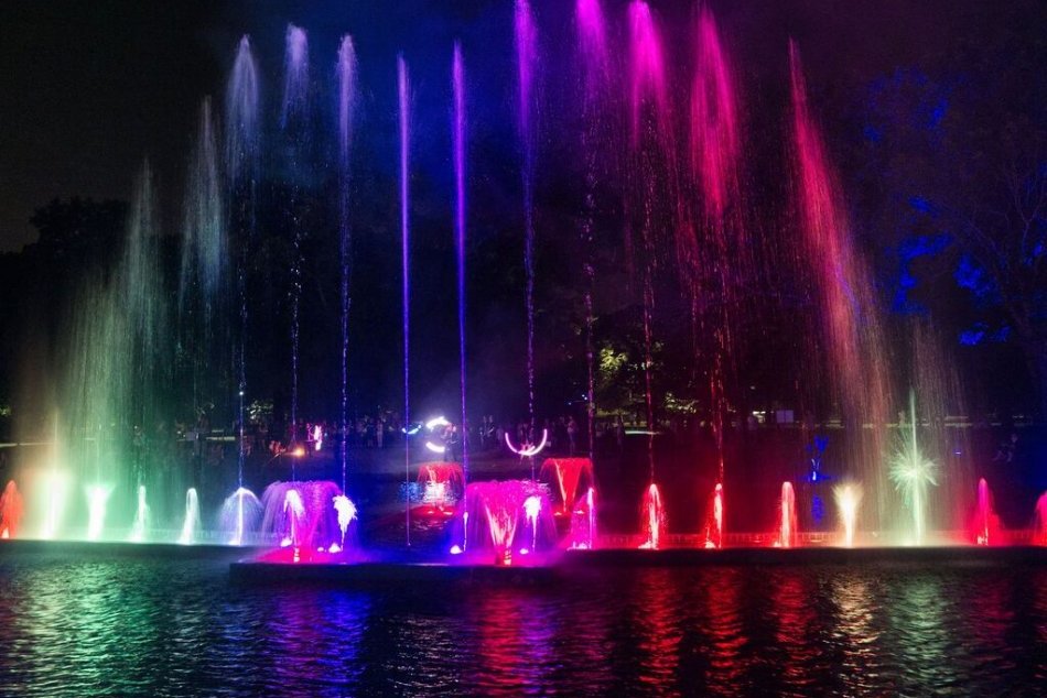 Ilustračný obrázok k článku V OBRAZOCH: Plávajúca fontána baví ľudí. Uchváti Košičanov aj návštevníkov