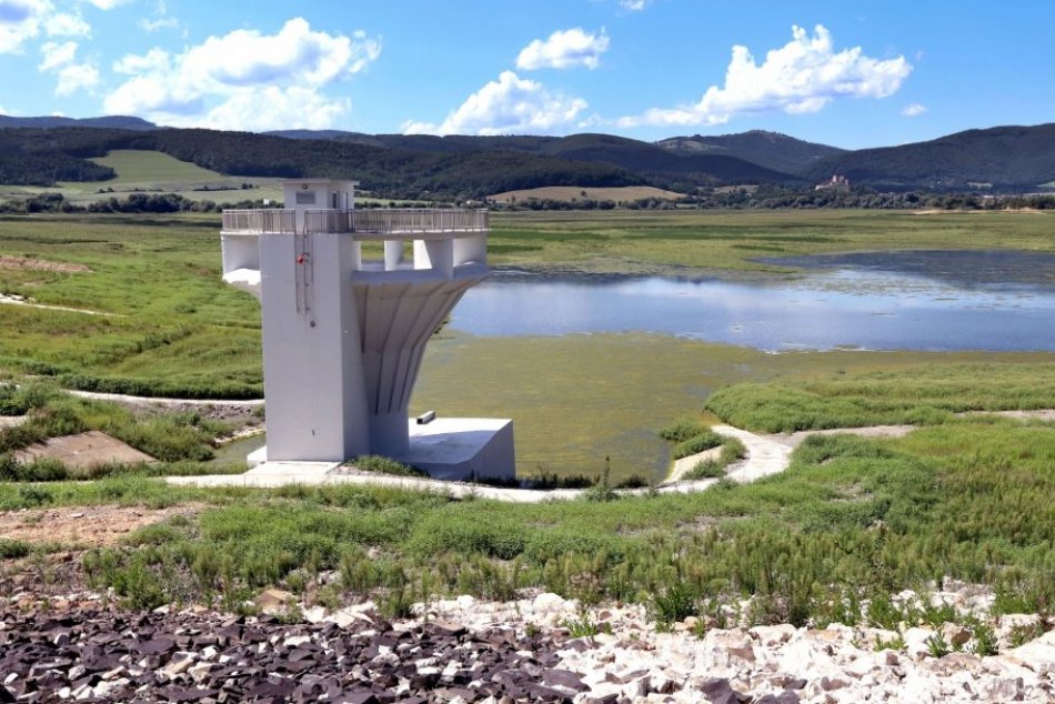 Ilustračný obrázok k článku Vo vodnej nádrži Ružiná postupne pribúda voda: Na koľko % objemu je už naplnená?