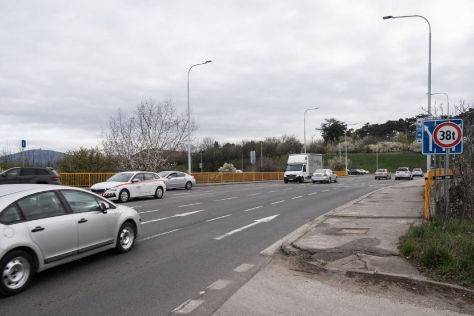 Ilustračný obrázok k článku Zničený most na Cabajskej uzavrú pre kamióny: Presmerované budú do centra mesta