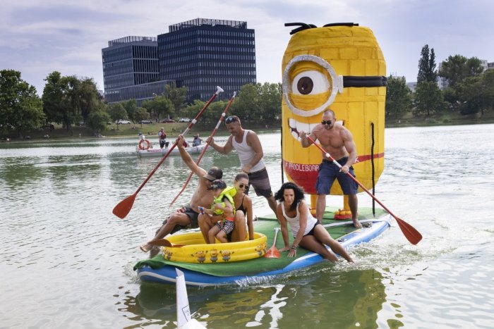 Ilustračný obrázok k článku Také niečo ešte Bratislava nezažila: MEGA Mimoň v tangáčoch v akcii! FOTO