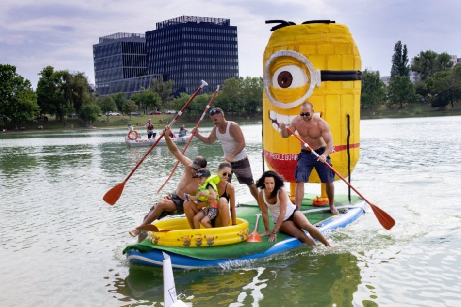 Ilustračný obrázok k článku Také niečo ešte Bratislava nezažila: MEGA Mimoň v tangáčoch v akcii! FOTO