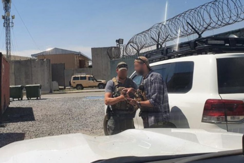 Za bránami uzavretého areálu kábulského letiska.