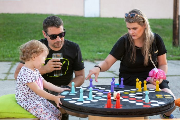 Ilustračný obrázok k článku Námestie v Bystričanoch sa zmenilo na nepoznanie: Vo Vieske to hneď lepšie vyzerá