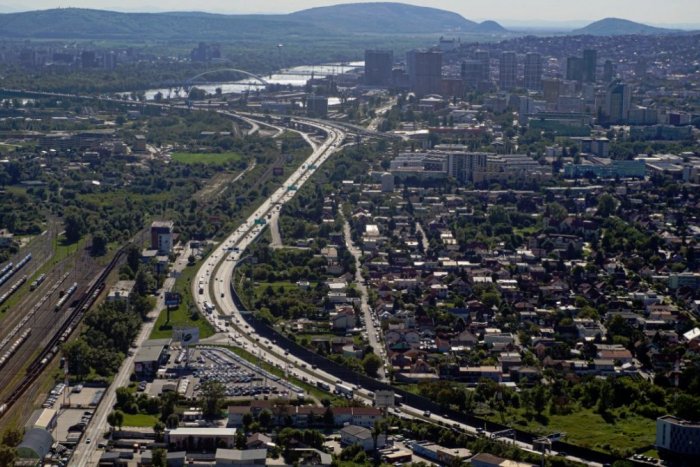 Ilustračný obrázok k článku Motoristi jazdia do hlavného mesta po NOVEJ, rozšírenej časti diaľnice D1