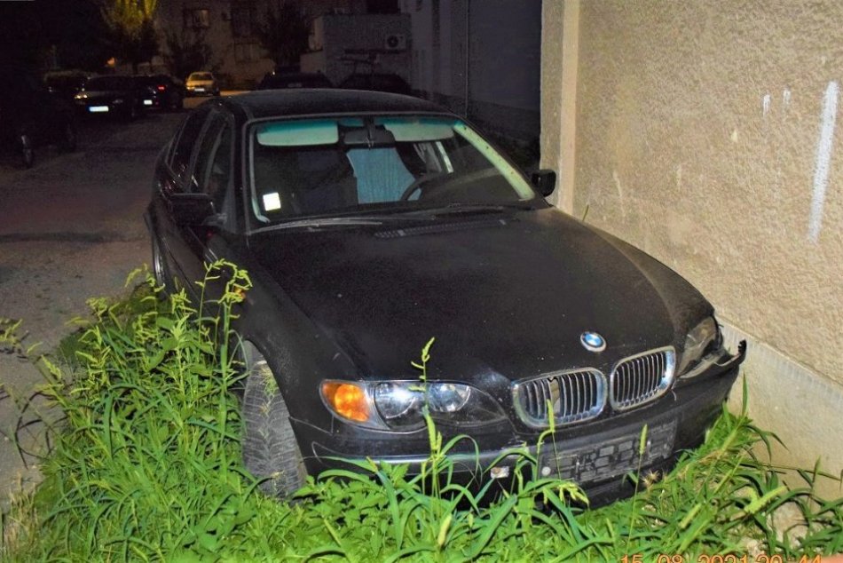Ilustračný obrázok k článku Vodič na BMW to napálil do školy a ušiel: Polícia žiada o pomoc, FOTO
