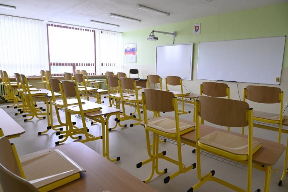 Ilustračný obrázok k článku Koronavírus zatvoril desiatky tried. Doma sa učí 900 stredoškolákov