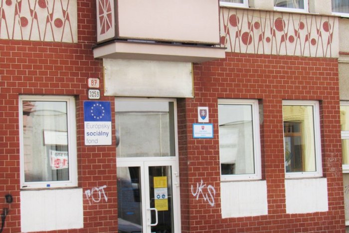 Ilustračný obrázok k článku Dráma na prešovskom úrade práce: Na ženu spadla omietka, skončila v nemocnici!