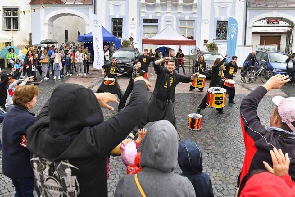 Ilustračný obrázok k článku 40. ročník Kremnických gagov je za nami: Návštevníkov neodradil ani dážď, FOTO