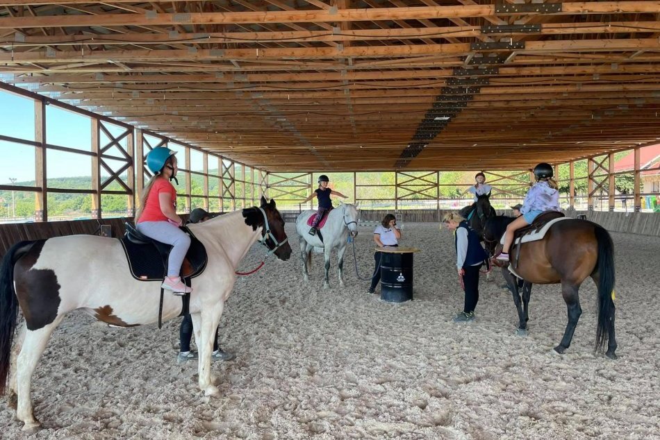 Ilustračný obrázok k článku Krásny zážitok na konskom chrbte aj v kope peny v neďalekom Klokočove, FOTO