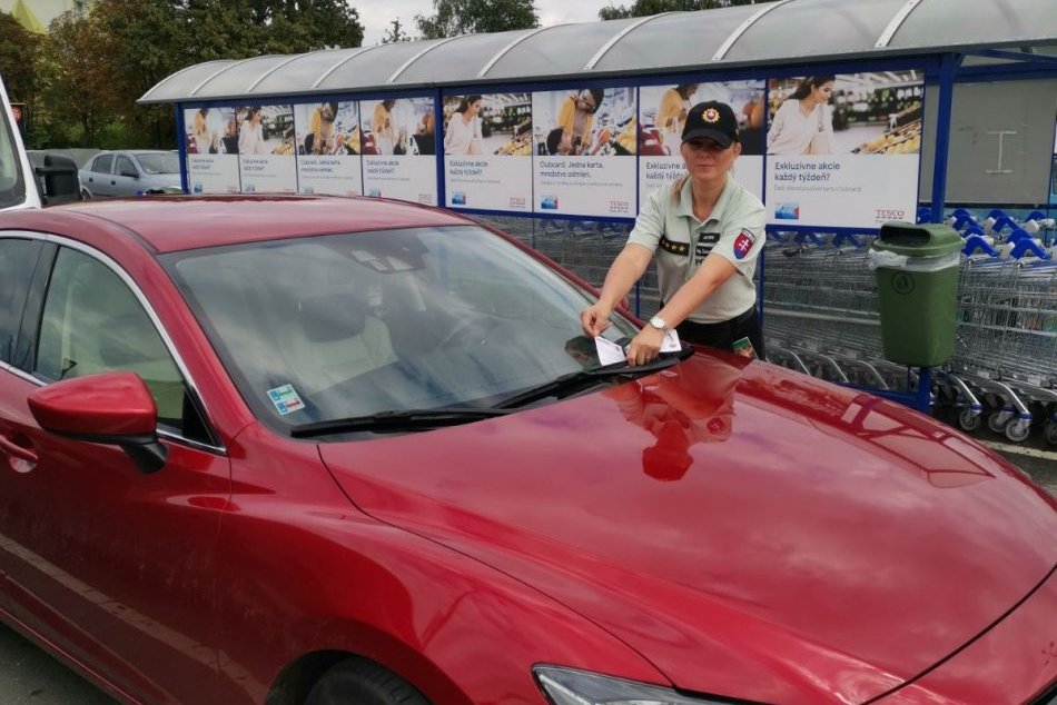Ilustračný obrázok k článku Polícia na parkovisku pred Tescom: Auto nie je výklad!