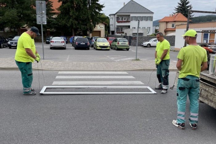 Ilustračný obrázok k článku Nástup do školy v Handlovej bude bezpečnejší: Zvýraznili priechody pre chodcov