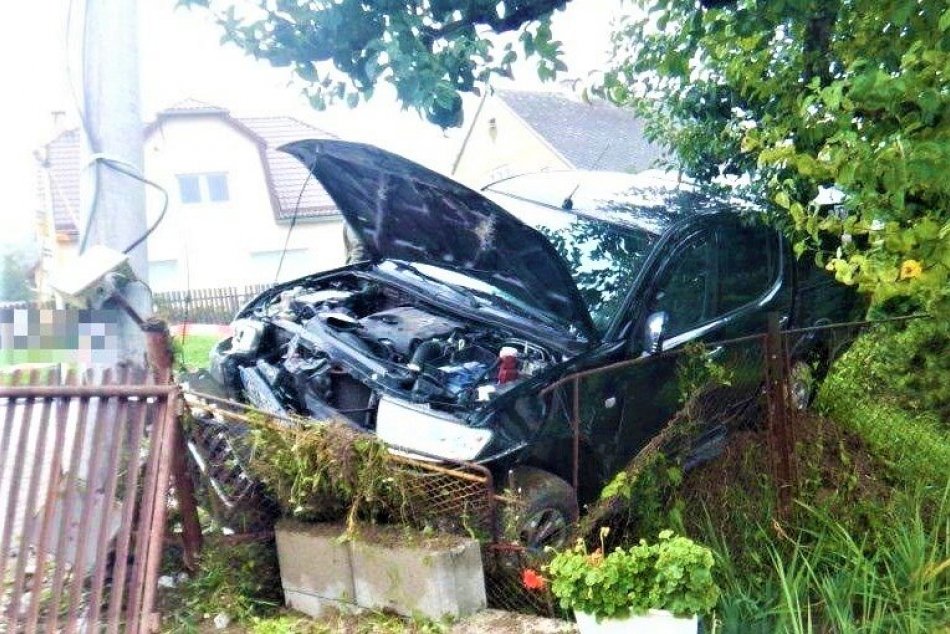 Ilustračný obrázok k článku Nehoda vo Sverepci: Vodič zaspal za volantom, tvrdý náraz pri dome, FOTO