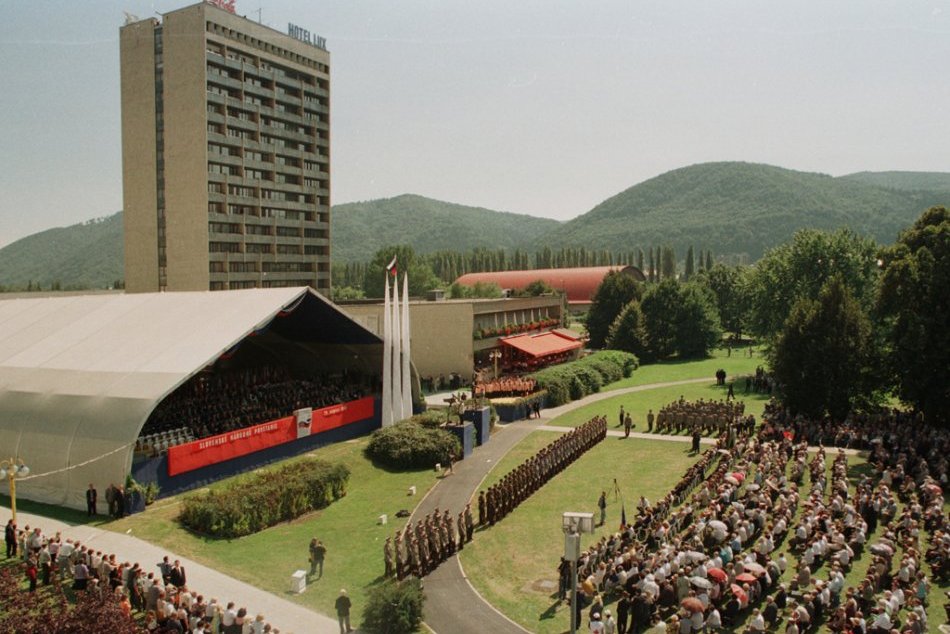 Ilustračný obrázok k článku Boli pokojné a bez obmedzení: Pamätáte na oslavy výročia SNP na prelome tisícročí? FOTO