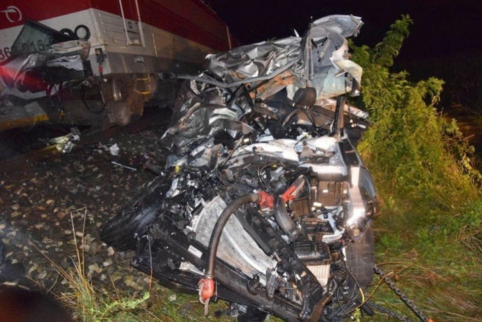 Ilustračný obrázok k článku TRAGICKÁ zrážka s vlakom: Vodič nemal šancu, z auta zostala kopa šrotu