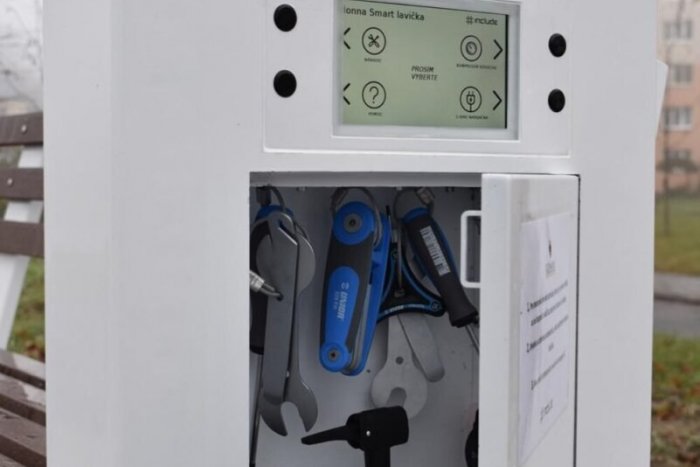 Ilustračný obrázok k článku Že ho hanba nefackuje: Muž vytrhol na lavičke hadičky do kompresora, tým to neskončilo!