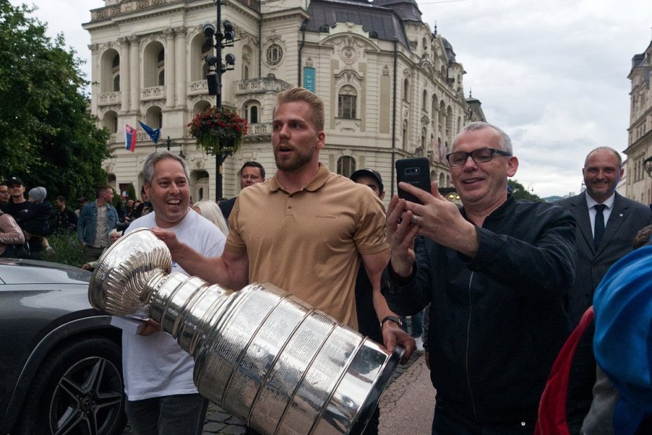 Ilustračný obrázok k článku V OBRAZOCH: Košičania hodiny čakali na známu trofej. Stanley Cup spôsobil fotografický ošiaľ
