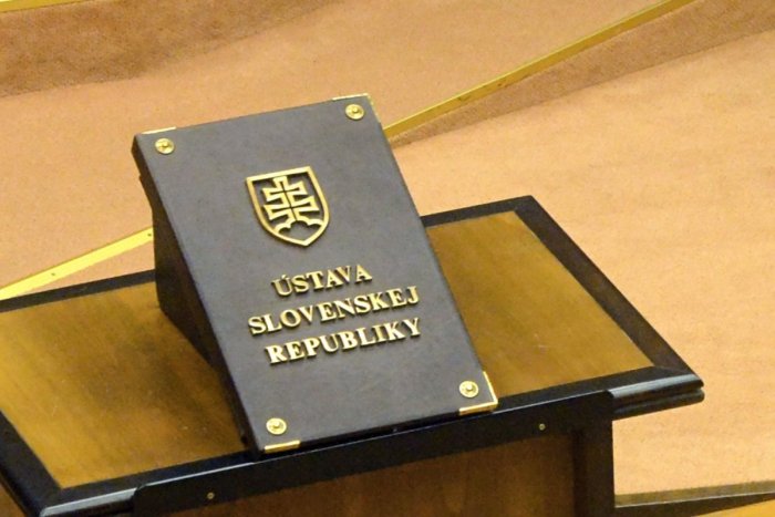 Ilustračný obrázok k článku Kontroverzné vyjadrenie mimoparlamentnej strany: Hovorí o ZRUŠENÍ Dňa Ústavy!
