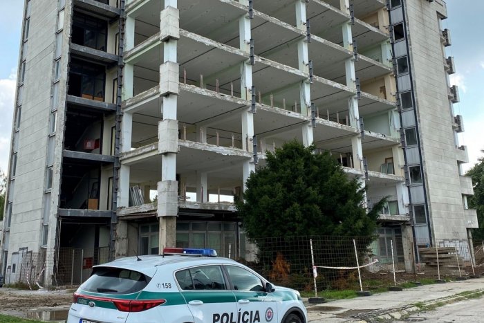 Ilustračný obrázok k článku Žena kráčala po streche 8-poschodového paneláku: V náručí držala malé dieťa!