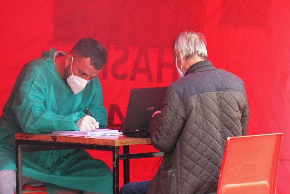 Ilustračný obrázok k článku Situácia sa zhoršuje, mesto a BBSK konajú: V Bystrici budú očkovať aj výjazdové jednotky